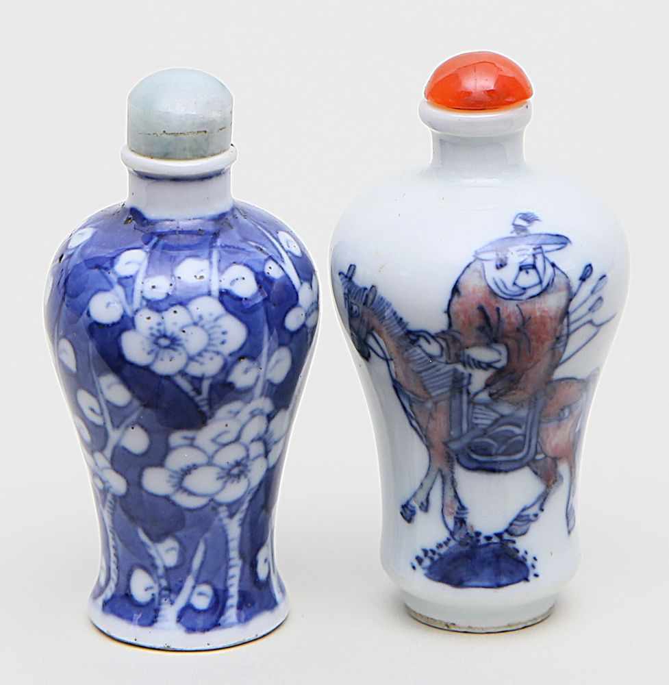 Zwei Snuffbottles.Porzellan. Balusterform. Blaue Unterglasurbemalung mit Krieger zu Pferd,