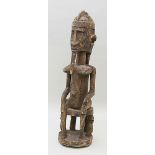 Ahnen- oder Fruchtbarkeitsfigur, Dogon.Ältere, sitzende, weibliche Figur. Holz, geschnitzt. Kl.