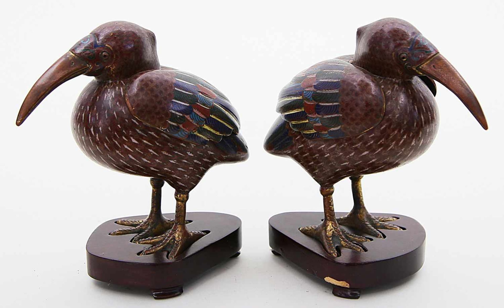 Paar Vogelskulpturen als Räuchergefäße.Kupfer, bronziert bzw. mit Restvergoldung. Farbig