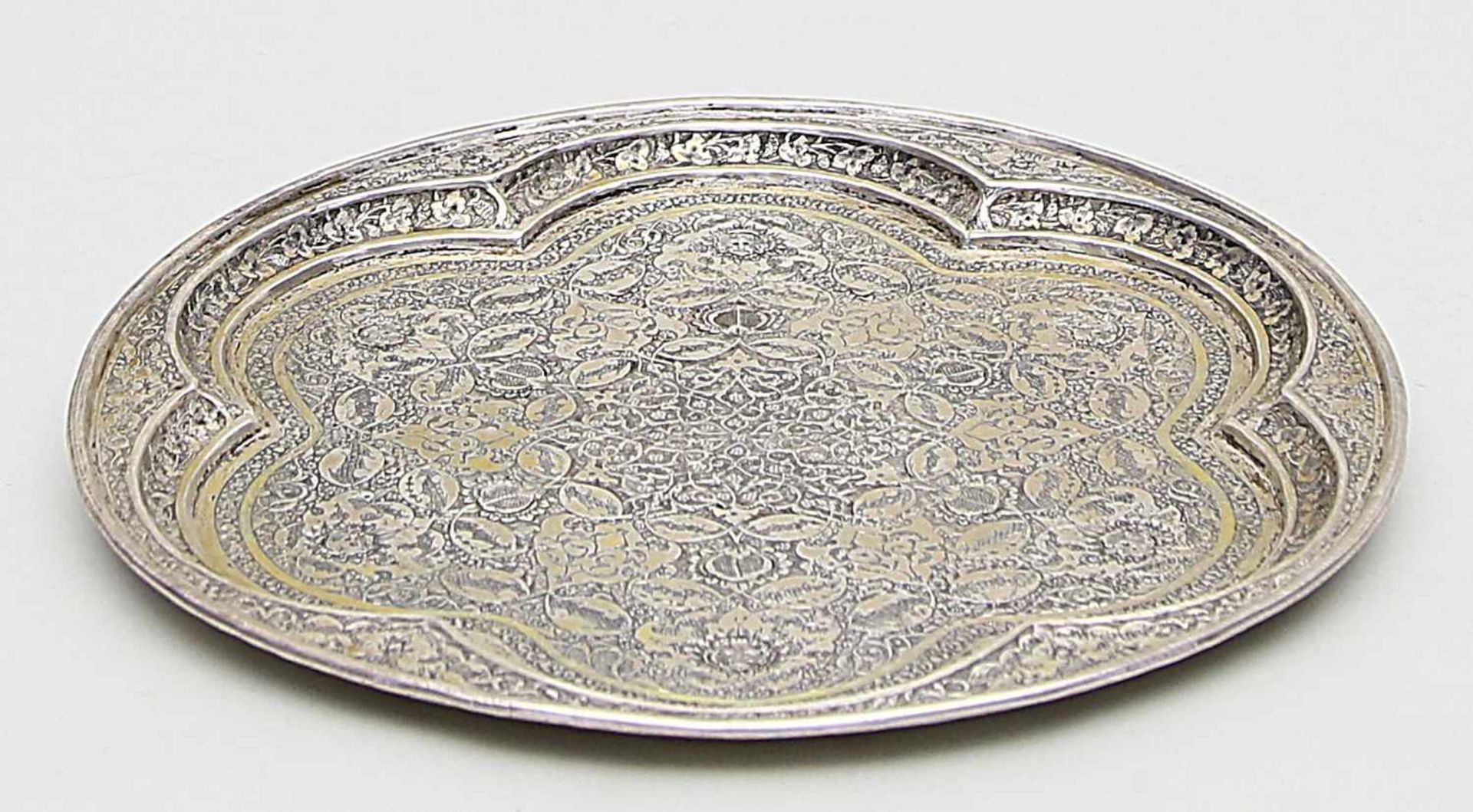 Rundes Tablett.Silber, geprüft, 462 g. Reich ziseliertes, florales Dekor. Vorderer Orient, 20. Jh.