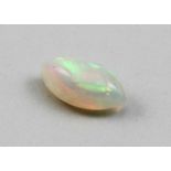 Opal, 4,55 ct.Kräftiges Farbspiel. Spitzovales Cabochon.