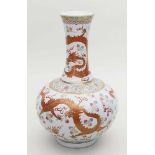 Vase.Porzellan. Kalebassenform. Umlaufend in bunten Emailfarben und Korallenrot bemalt mit