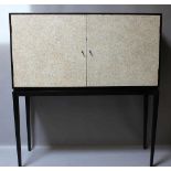 Modernes Highboard.Hölzernes Gestell, zweitüriger Korpus, Türen mit Mosaikoptik. Alters- und