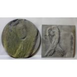 Unbekannter Künstler (20. Jh.)Zwei Reliefplatten mit abstrakten Darstellungen. Gräuliche Masse, 1x
