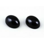 Paar schwarze Spinelle, zus. 64,15 ct.Ovale Cabochons.