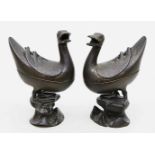 Paar Entenskulpturen als Räuchergefäße, Ming-Dynastie.Dunkel patinierte Bronze mit ziselierten
