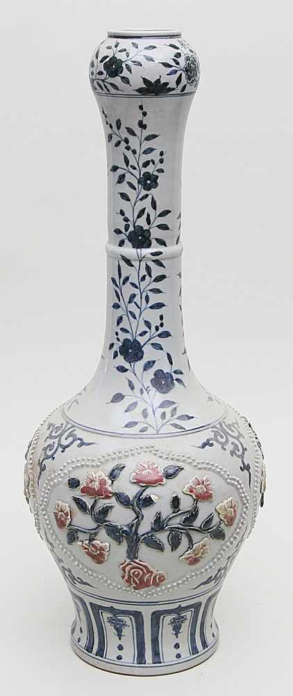 Hohe Vase.Porzellan mit hellgrauer Glasur. Balusterform mit langem, schlanken, unter dem