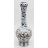 Hohe Vase.Porzellan mit hellgrauer Glasur. Balusterform mit langem, schlanken, unter dem