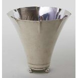 Art Deco-Vase.830/000 Silber, 167 g. Trompetenform mit gelipptem Rand, auf vier Kugelfüßen. Kl.