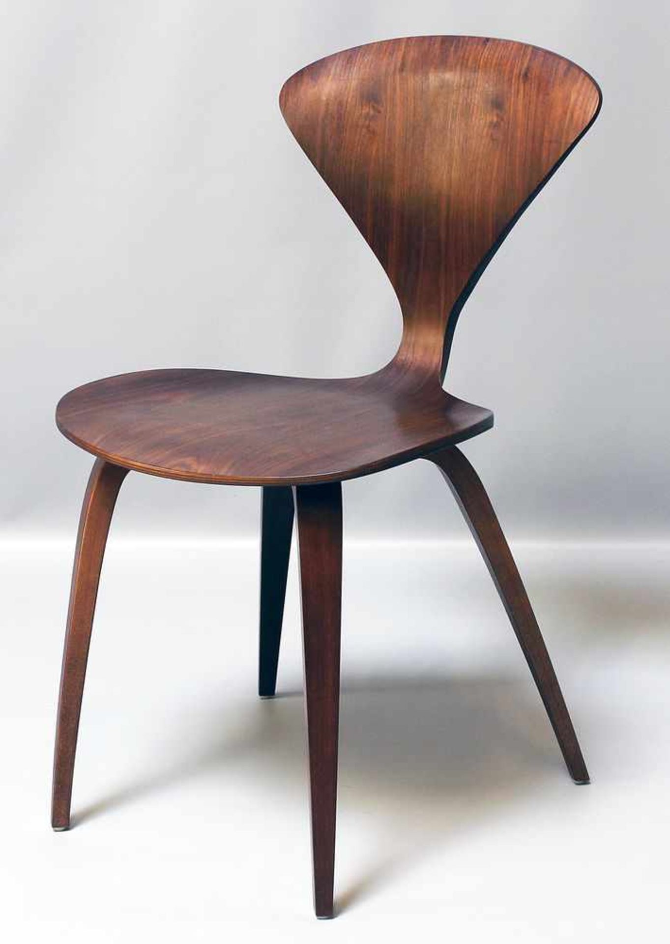 Cherner, Norman (1920 Brooklyn 1987)Cherner Side Chair. Geformtes Schichtholz, dunkelbraun
