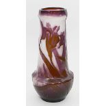 Gallé, Emille (1846 Nancy 1904)Jugendstil-Vase. Farbloses Glas mit weiß opakem Überfang innen und