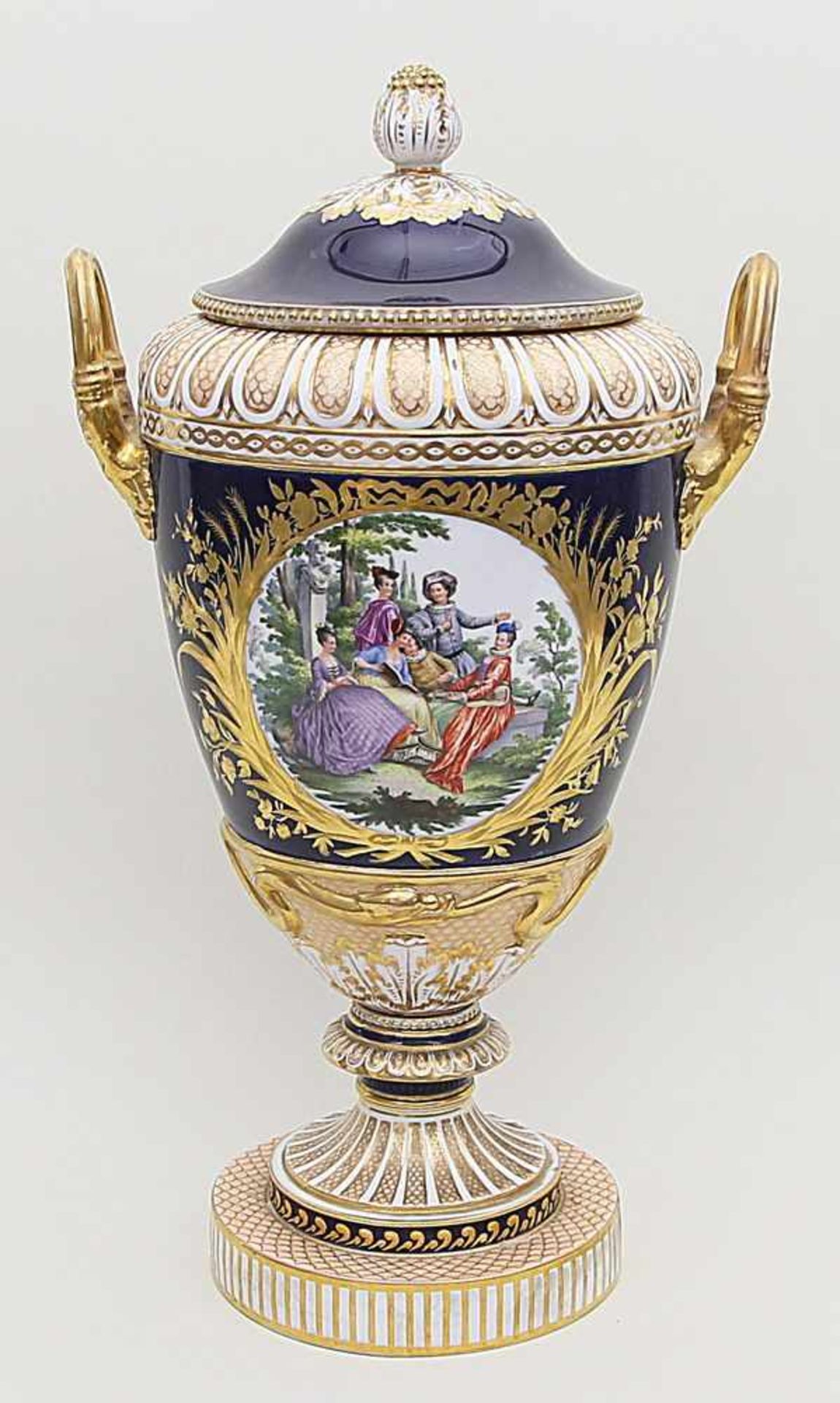 Weimar-Vase, KPM Berlin.Eiförmige Laibung und Deckel in Kobaltblau mit reichem Golddekor. Schau- und