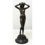 Luga, Pitta (20. Jh.)Stehender, weiblicher Akt mit erhobenen Armen, Bronze, Marmorsockel. Min.