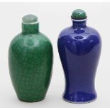 Zwei Snuffbottles.Porzellan. Ei- bzw. Meiping-Form. Azurblaue bzw. craquelierte, apfelgrüne