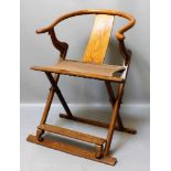 Hufeisenförmiger Klappstuhl (Horseshoe-Folding Chair).Jumu-Holz, engl. "northern elmwood".
