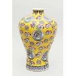 Große Meiping-Vase.Porzellan. Gelber Fond mit Bemalung von Pfirsichen, Bandwerk, Phönixen in