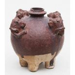 Vase.Rötliches Steinzeug, zu zwei Dritteln braun glasiert. Kugeliger Korpus auf vier Füßen.