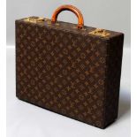 Aktenkoffer, Louis Vuitton.Aus der Serie "Monogram Canvas". Braunes Leder mit vergoldeten