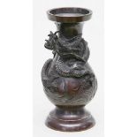 Vase.Bronze mit brauner Patina. Umlaufend halb- bis vollplastisch reliefierter Drache. China, Anf.