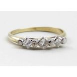 Diamantring.585/000 GG, brutto 2,3 g. Besetzt mit drei in WG gefassten Diamanten im Princesscut,