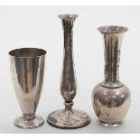 Drei Vasen.Silber, verschiedene Feingehalte, brutto 456 g (da einmal Fuß gefüllt). Verschiedene