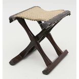 Kleiner Faltstuhl (Jiaowu).Zitan-Holz. Geflochtene Sitzfläche, X-förmiges Gestell mit alten