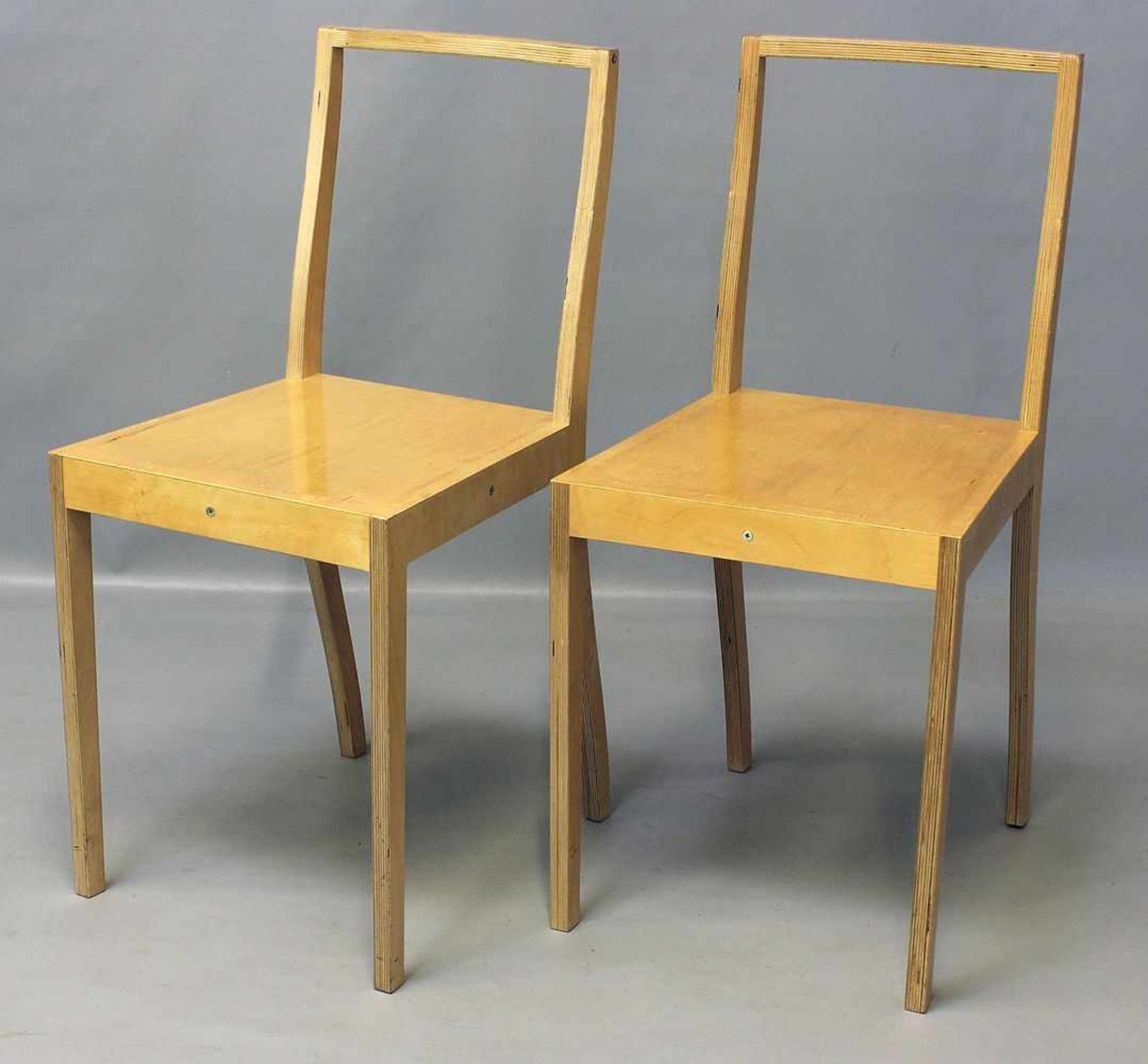 Morrison, Jasper (geb. 1959 London)Zwei Stühle "Plywood Chair". Schichtholz, verschraubt und