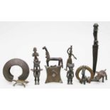 Acht afrikanische Skulpturen, zwei Manillen, Amulett und Ziermesser.Bronze/Messing, teils mit