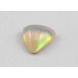 Opal, ca. 3,65 ct.Lebendiges Farbspiel. Dreieckiges Cabochon. 1 Ecke min. best. Wohl Äthiopien.