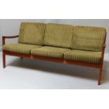 Wanscher, Ole (1903 Frederiksberg - Charlottenlund 1985)Dreisitzer-Sofa "Senator" aus Teakholz.