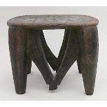 Afrikanischer Hocker oder niedriger Tisch.Exotisches Holz mit schöner Alterspatina. Geflachte