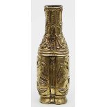 Kleine Vase.Feuervergoldete Bronze. Doppelflaschenform mit Ornamentrelief, teils in Vogelform.