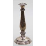 Kerzenleuchter,einflammig. 13 Lot Silber, 169 g. Runder Sockelfuß mit ziseliertem Ornamentfries.