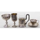 Teeglashalter, zwei Becher und Tasse mit Untertasse.84 zolotnik bzw. 875/000 Silber, ca. 520 g.