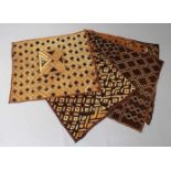 Fünf Shoowa-Stickereien.Tücher aus Raffia-Fasern mit geometrischer Flecht- und Gitterornamentik.