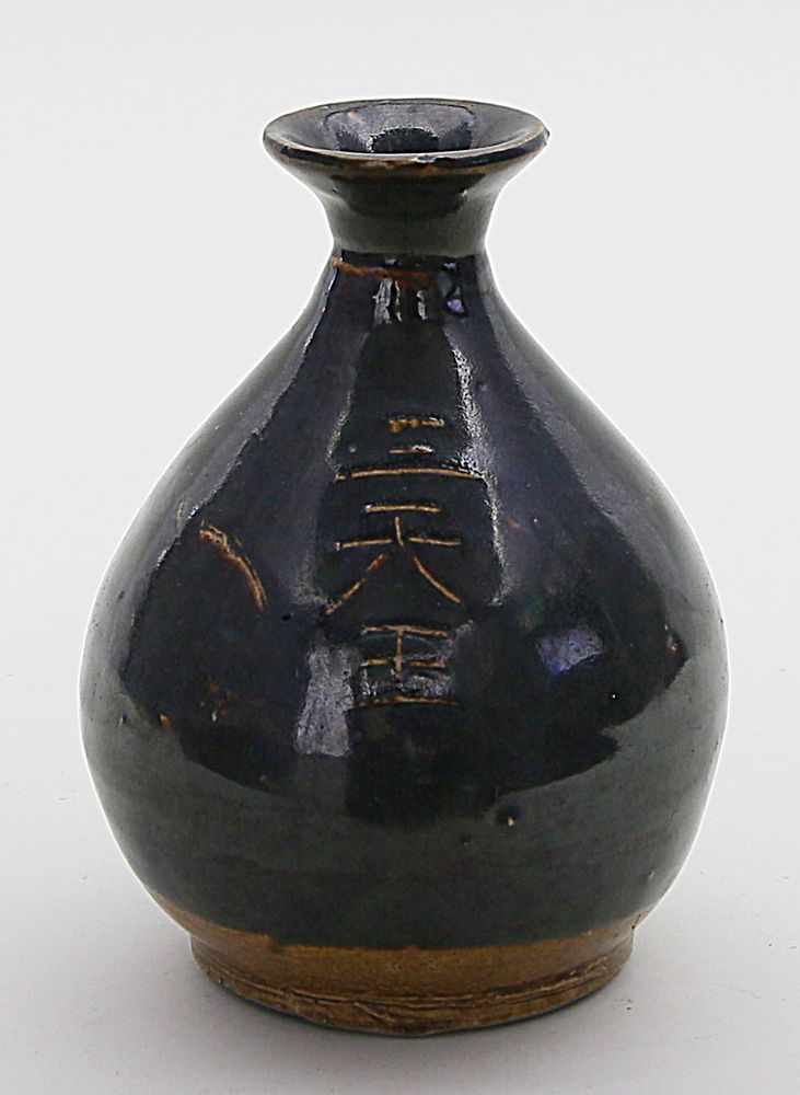 Yuan-Flaschenvase.Graues, hellbraun glasiertes Steinzeug. Außenwandung mit reliefierten