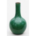 Vase.Porzellan mit hellgrauer, gesprüngelter Glasur, Außenwandung grün überfangen. Lippenrand