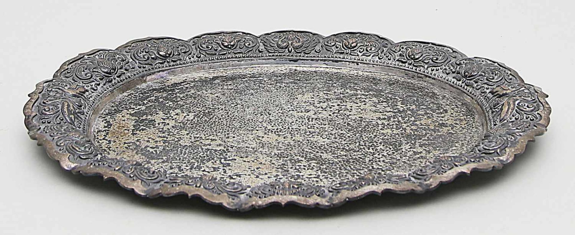 Ovales Tablett.800/000 Silber, 774 g. Boden mit Hammerschlagdekor, Mehrpassig gewellter,