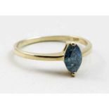 Diamantring.585/000 GG, brutto 1,6 g. Besetzt mit Diamant-Navette, 0,6 ct., blue (behandelt)/pi.