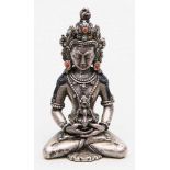 Skulptur eines sitzenden Bodhisattvas.Silber, geprüft, 355 g. Im Meditationssitz, auf dem Schoß eine