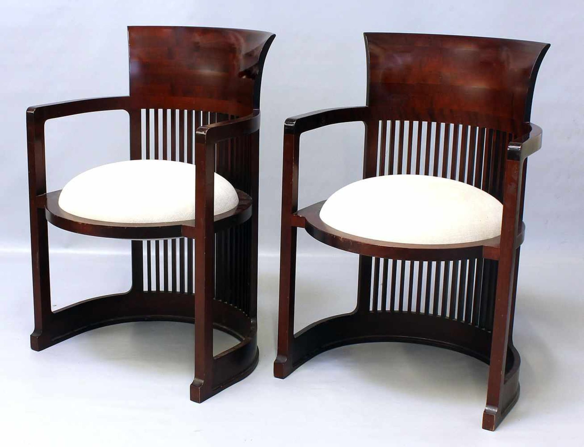 Wright, Frank Lloyd (1867 Wisconsin - Phoenix 1959)Paar Armlehnstühle "Barrel Chairs". Hölzernes