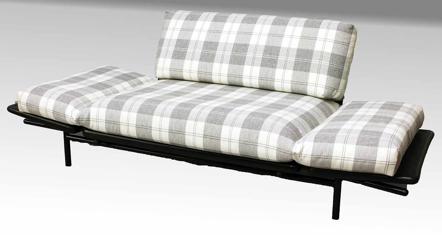 Postmodernes Sofa.Gestell aus schwarz gelacktem Metall und schwarzen Kunststoffmatten. Auflage mit - Image 2 of 3