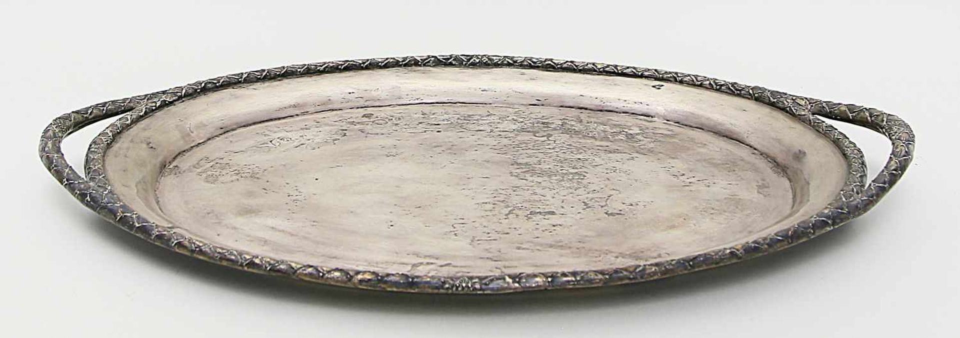 Ovales Doppelhenkeltablett.800/000 Silber, 2.836 g. Leicht ansteigende Fahne, Rand und Griffe mit