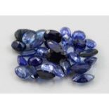 29 blaue Saphire, zus. ca. 20,5 ct.Unterschiedliche Farbnuancen und facettierte Schliffarten.