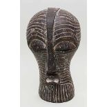 Kifwebe-Maske, Songye.Holz, geschnitzt und teils weiß gefasst. Altersspuren, Trocknungsrisse und