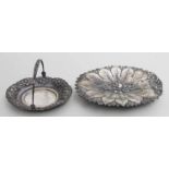 Zwei ovale Schalen.800/000 Silber, 298 g. Verschieden floral reliefiert, einmal mit Bügelhenkel,