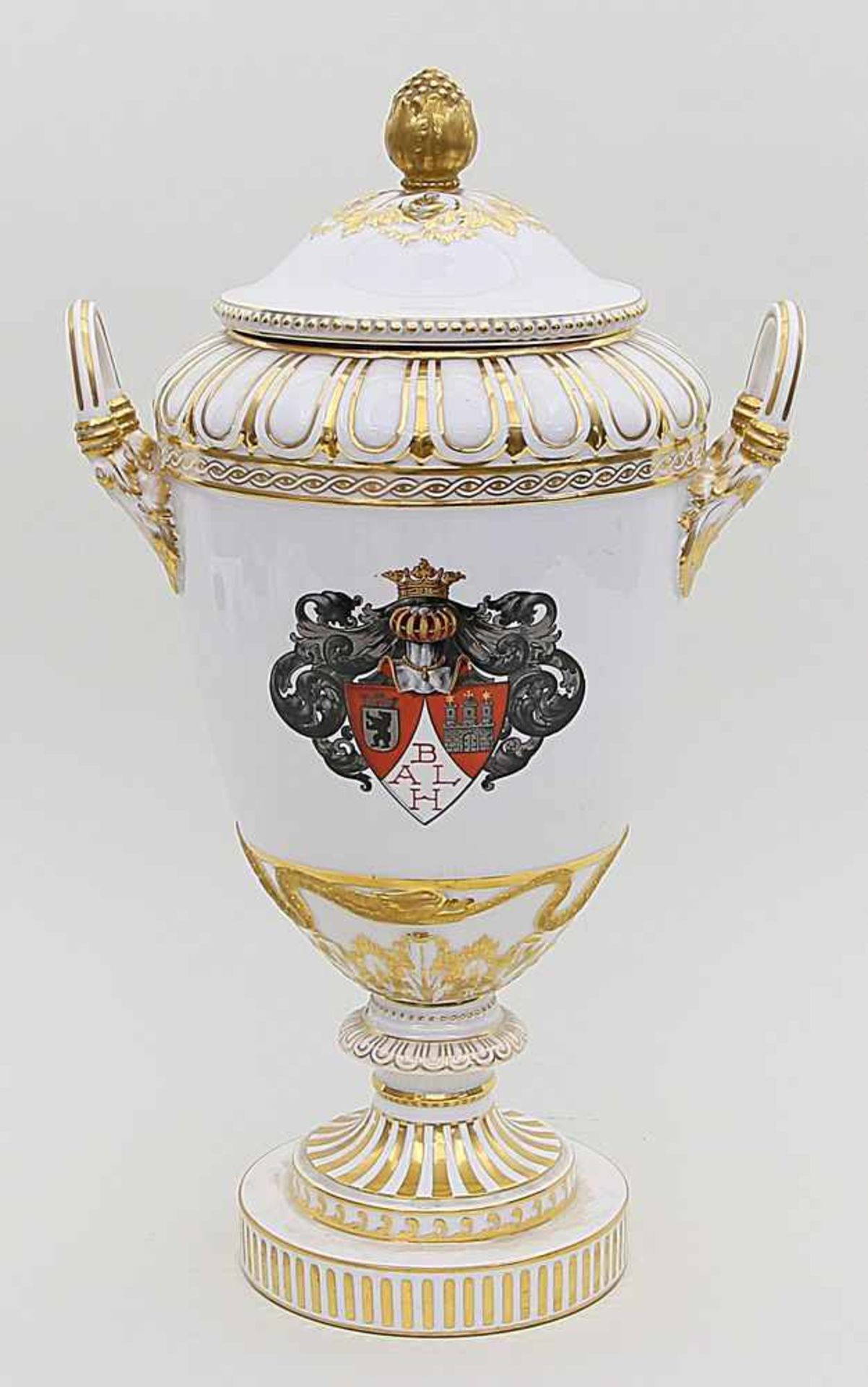 Weimar-Vase, KPM Berlin.Eiförmiger Korpus mit reichem Reliefdekor und seitlichen Henkeln.