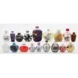 Sammlung von 18 Snuffbottles.Glas. Verschiedene Ausführungen, teils mit Innnenbemalung, teils so