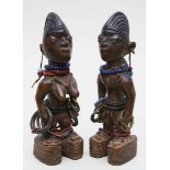 Ibedji-Pärchen, Yoruba.Holz, vollplastisch geschnitzt. Stehendes Zwillingspaar (weiblich und