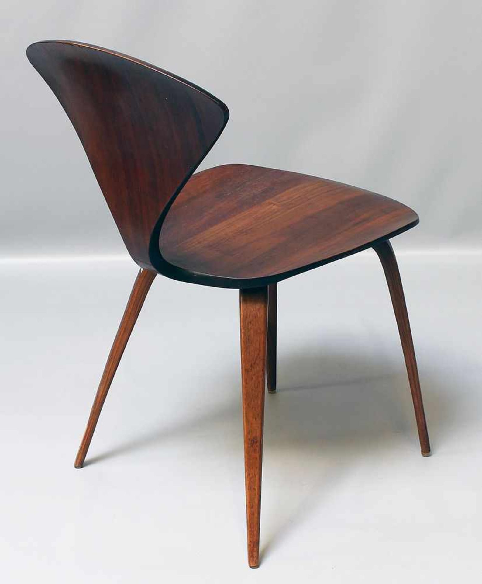 Cherner, Norman (1920 Brooklyn 1987)Cherner Side Chair. Geformtes Schichtholz, dunkelbraun - Bild 2 aus 3